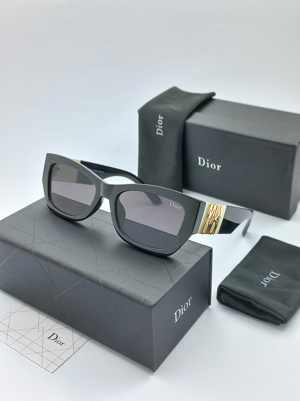عینک آفتابی زنانه دیور w90225 | «با دیور، به نگاهت ظرافت و درخشش هدیه کن. 🕶️»