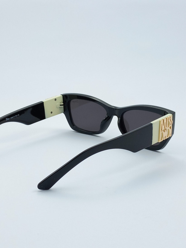عینک آفتابی زنانه دیور w90225 | «با دیور، به نگاهت ظرافت و درخشش هدیه کن. 🕶️»